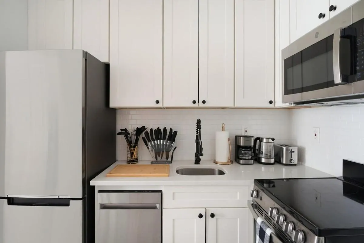240-10 New Modern Studio Ues W&D New York USA